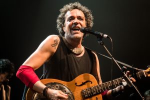 Paulinho Moska se apresenta neste sábado no #EmCasaComSesc