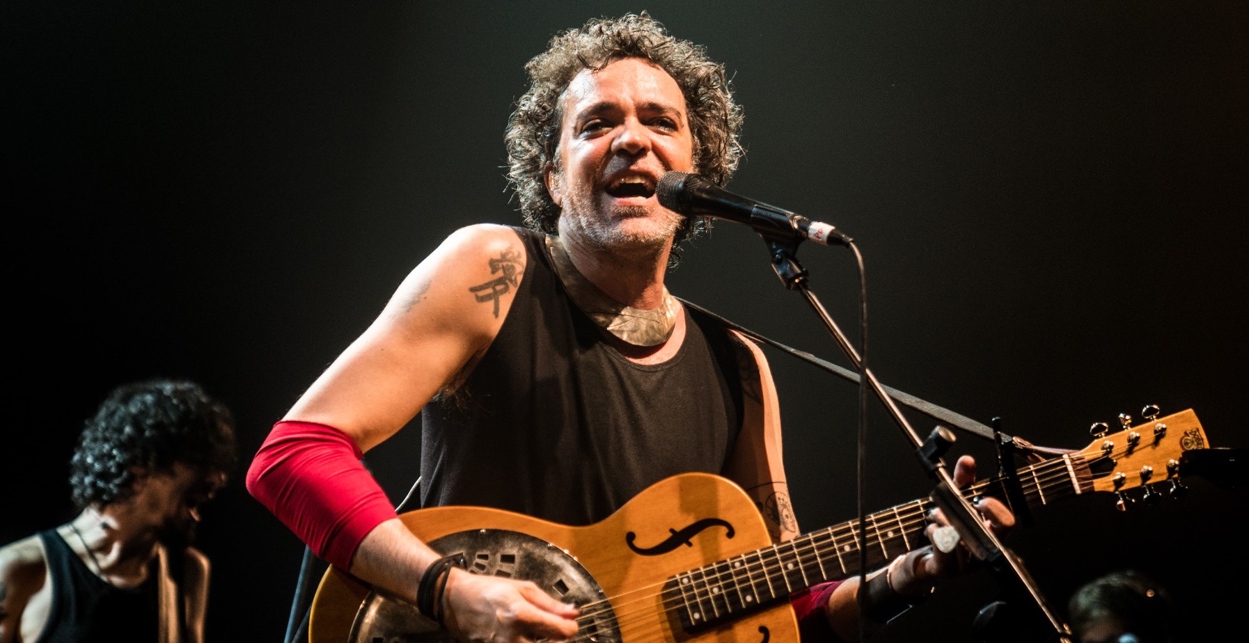 Paulinho Moska se apresenta neste sábado no #EmCasaComSesc