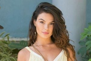Atriz estaria de romance com um empresário mineiro. Isis Valverde aparece de biquíni fio-dental na Itália; veja as fotos