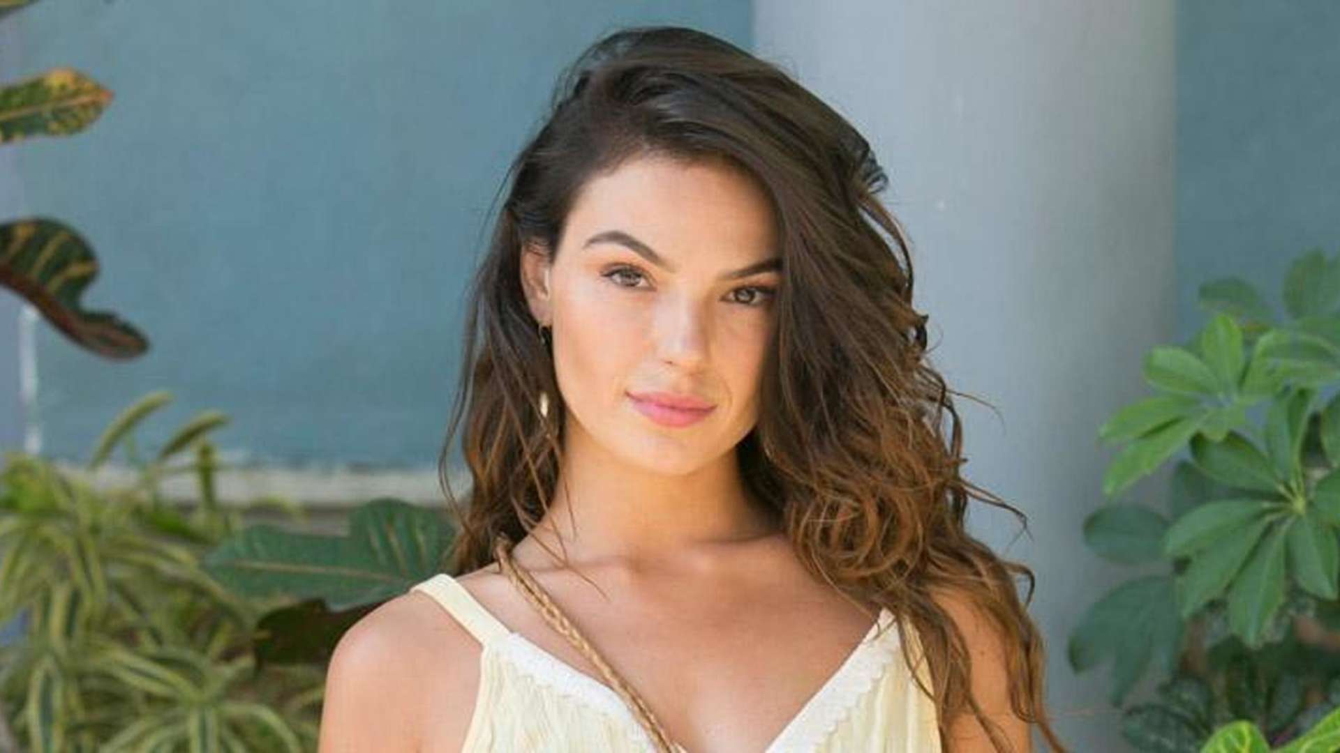 Atriz estaria de romance com um empresário mineiro. Isis Valverde aparece de biquíni fio-dental na Itália; veja as fotos