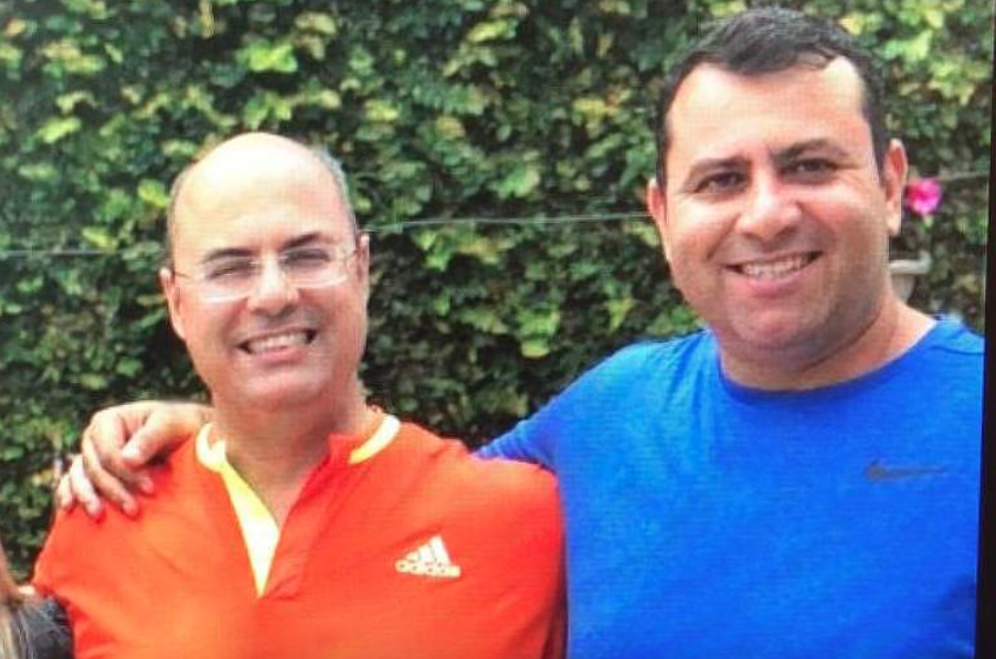 Sargento da PM Douglas Witzel (camiseta azul), preso nesta quinta (22); PM é irmão do governador afastado do Rio, Wilson Witzel (PSC) (Foto: Redes Sociais)