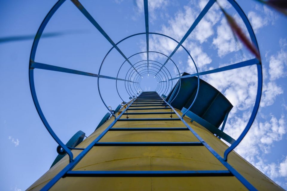 Caixas d'água que são padrão na construção dos CMEIs representam perigo para crianças que acessam escadas (Foto: Jucimar de Sousa/MaisGoiás)