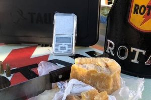 A Polícia Militar (PM), por  meio das  Rondas Ostensivas Táticas Metropolitanas (Rotam), prendeu uma mulher suspeita de traficar a mando de detentos em Aparecida, na região metropolitana de Goiânia. Ela foi presa no sábado (10). - Rotam prende suspeita de traficar a mando de presos em Aparecida