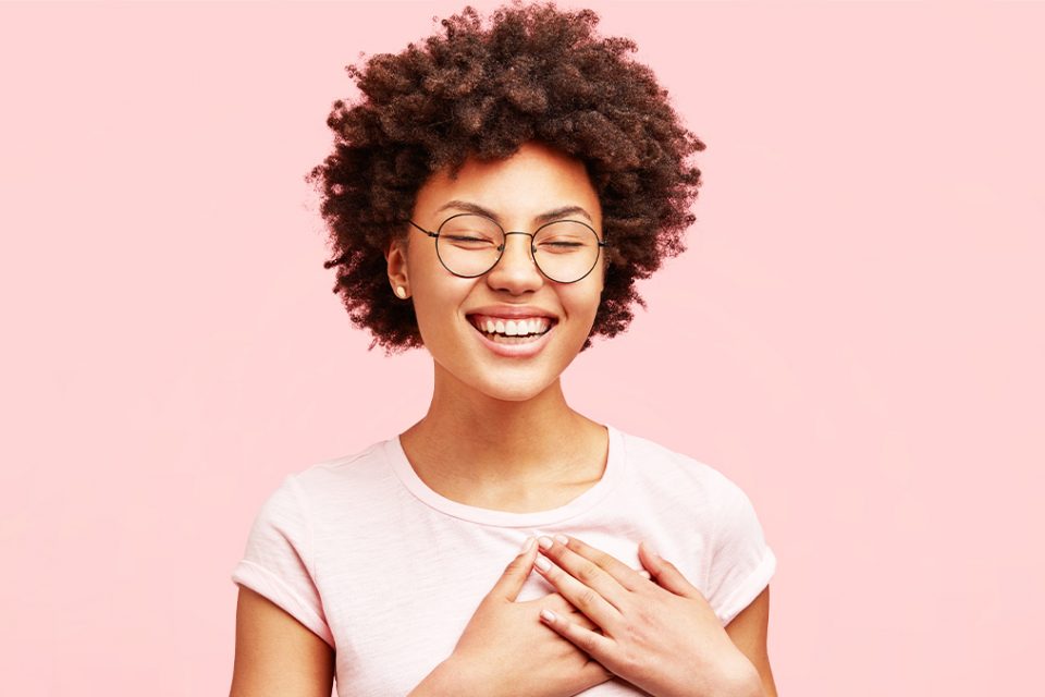 Como ato de resistência, negros recuperam cabelo  natural com ajuda de tranças (Foto: Freepik)