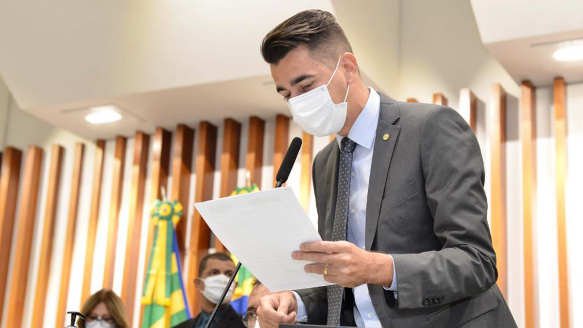 Deputado requer prioridade de vacinação para profissionais da educação