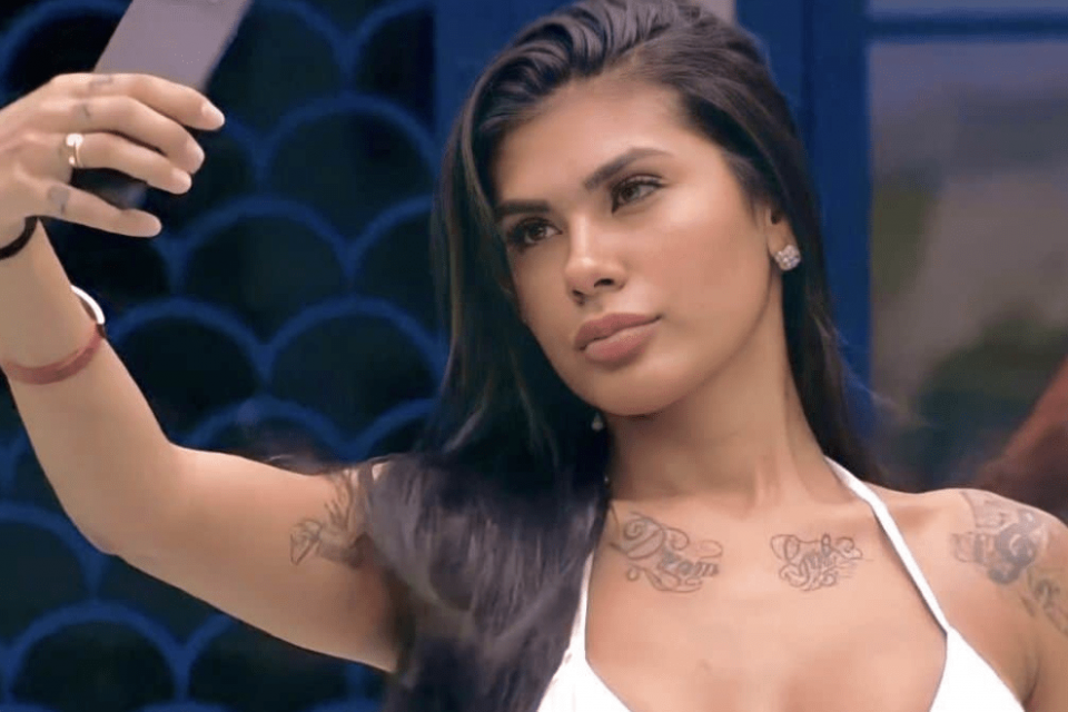 Ex-BBB mostrou o samba no pé no sambódromo Pocah tem acidente com look em ensaio de Carnaval e seios escapam; veja