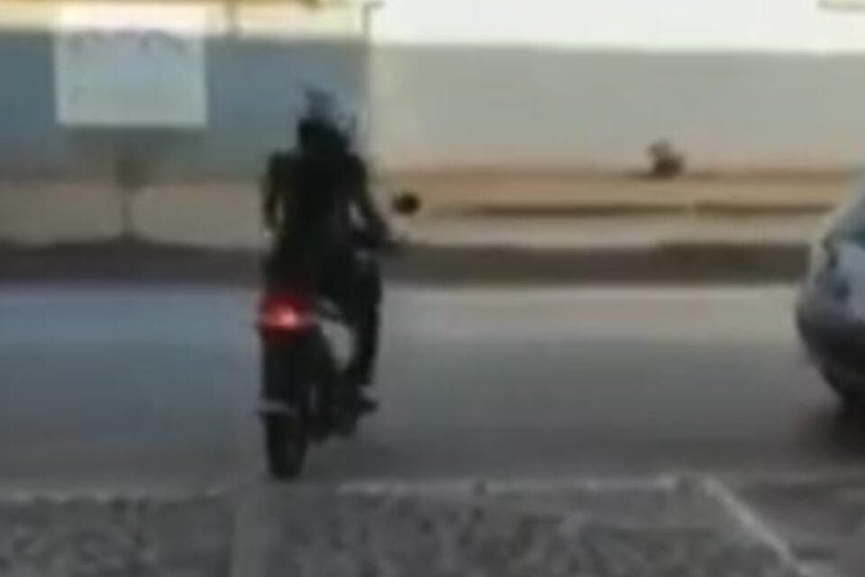 Uma mulher, cujo nome não foi identificado, foi contemplada em um consórcio, mas foi atropelada no momento em que saía com a moto nova da - Em Formosa, motociclista contemplada em consórcio é atropelada ao sair da concessionária