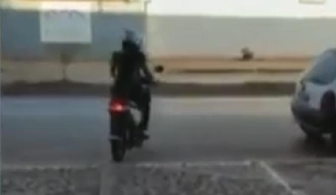 Uma mulher, cujo nome não foi identificado, foi contemplada em um consórcio, mas foi atropelada no momento em que saía com a moto nova da - Em Formosa, motociclista contemplada em consórcio é atropelada ao sair da concessionária