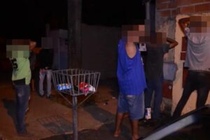 Na noite desta sexta-feira (7), a fiscalização de Aparecida multou 66 pessoas que estavam sem máscaras. Os fiscais também acabaram com aglomerações, Fiscalização acaba com aglomerações e interdita comércios irregulares em Aparecida