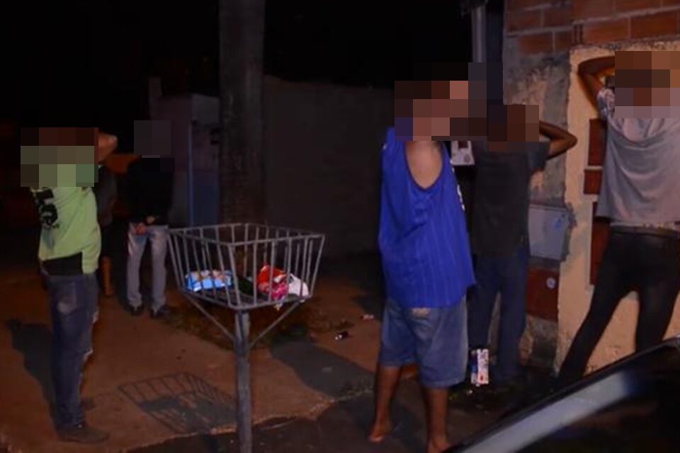 Na noite desta sexta-feira (7), a fiscalização de Aparecida multou 66 pessoas que estavam sem máscaras. Os fiscais também acabaram com aglomerações, Fiscalização acaba com aglomerações e interdita comércios irregulares em Aparecida