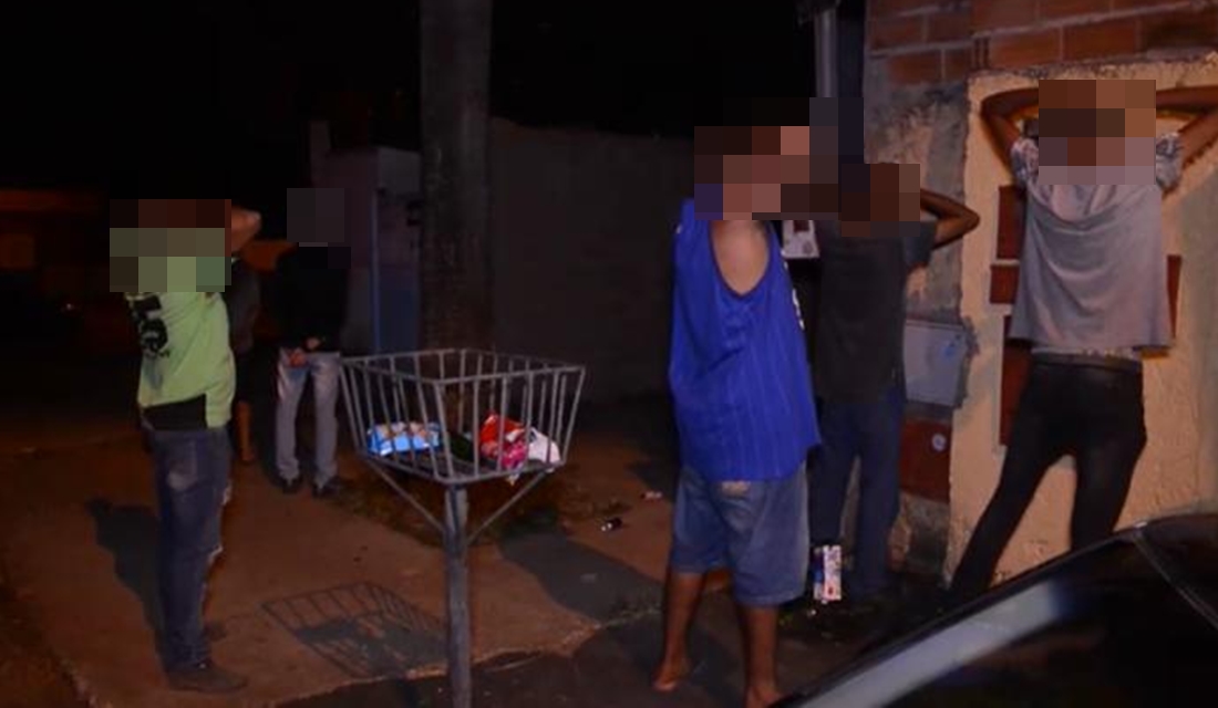 Na noite desta sexta-feira (7), a fiscalização de Aparecida multou 66 pessoas que estavam sem máscaras. Os fiscais também acabaram com aglomerações, Fiscalização acaba com aglomerações e interdita comércios irregulares em Aparecida