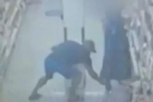 Um homem, de 59 anos, foi preso no sábado (29) por crime de importunação sexual após ser flagrado colocando o celular por baixo de vestido -Homem é preso por tirar foto por baixo de vestido de mulher no DF