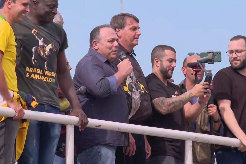 Randolfe diz que Pazuello se auto indiciou ao ir sem máscara em passeio de Bolsonaro