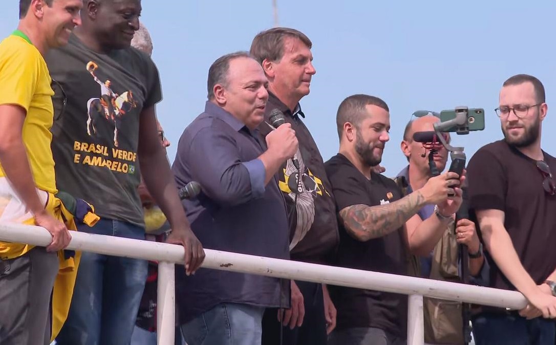 Randolfe diz que Pazuello se auto indiciou ao ir sem máscara em passeio de Bolsonaro