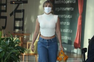 Rafa Kalimann é fotografa passeando em shopping no Rio; confira