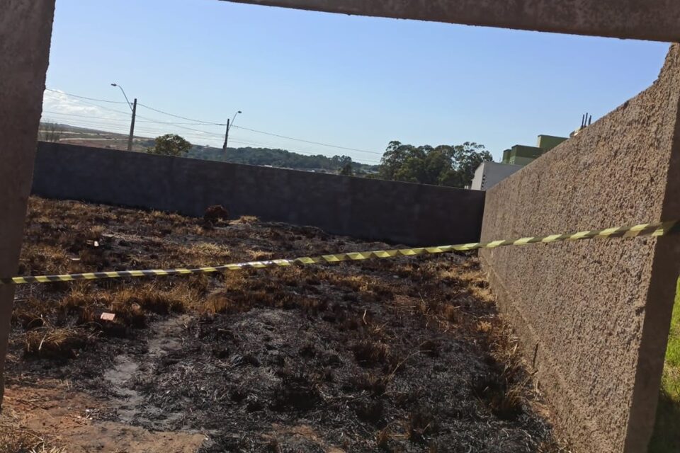 filho em Anápolis disse que não sabia se o bebê estava vivo quando ateou fogo Nesta quarta-feira (12), a Polícia Civil de Anápolis prendeu I. F. B., 24 anos, suspeita de matar e ocultar cadáver do recém-nascido.nele Suspeita de matar filho em Anápolis disse que não sabia se o bebê estava vivo quando ateou fogo nele