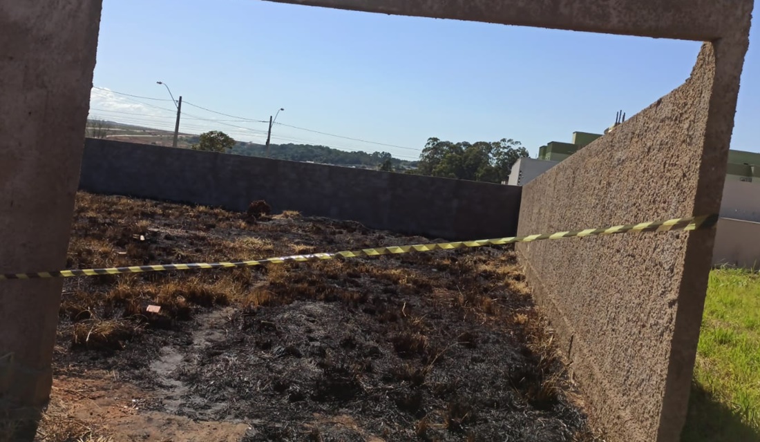 filho em Anápolis disse que não sabia se o bebê estava vivo quando ateou fogo Nesta quarta-feira (12), a Polícia Civil de Anápolis prendeu I. F. B., 24 anos, suspeita de matar e ocultar cadáver do recém-nascido.nele Suspeita de matar filho em Anápolis disse que não sabia se o bebê estava vivo quando ateou fogo nele