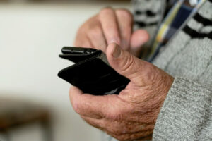 A Polícia prendeu de maneira temporária quatro homens suspeitos de aplicarem um golpe contra idosa, moradora do estado do Rio de JaneiroA Polícia prendeu de maneira temporária quatro homens suspeitos de aplicarem um golpe contra idosa, moradora do estado do Rio de Janeiro