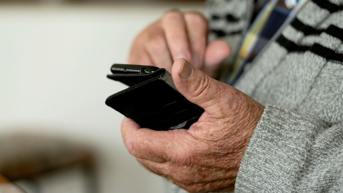 A Polícia prendeu de maneira temporária quatro homens suspeitos de aplicarem um golpe contra idosa, moradora do estado do Rio de JaneiroA Polícia prendeu de maneira temporária quatro homens suspeitos de aplicarem um golpe contra idosa, moradora do estado do Rio de Janeiro