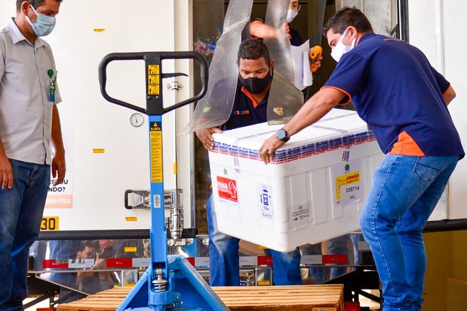 As 79.560 doses da vacina Pfizer serão distribuídas para para 22 municípios goianos até o final desta terça-feira (8). (Foto: Jucimar Sousa/Mais Goiás)