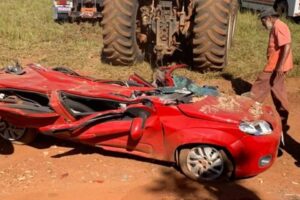 Casal salva filha minutos antes de carreta tombar e esmagar veículo em AlexâniaFamília sai de carro minutos antes de carreta tombar e esmagar veículo, em Alexânia