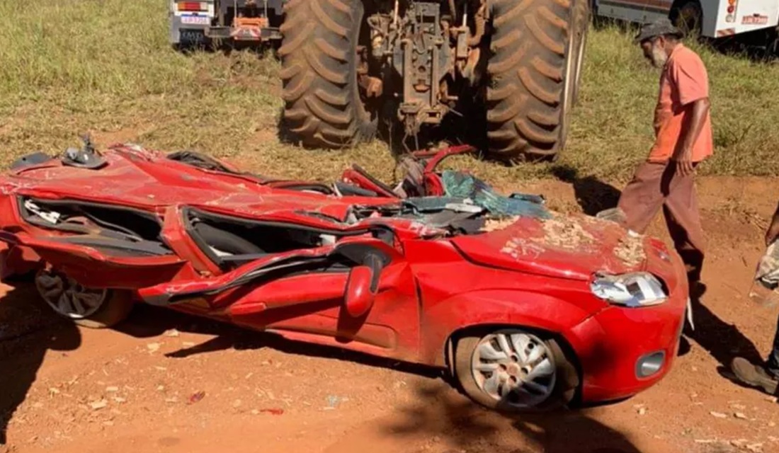 Casal salva filha minutos antes de carreta tombar e esmagar veículo em AlexâniaFamília sai de carro minutos antes de carreta tombar e esmagar veículo, em Alexânia