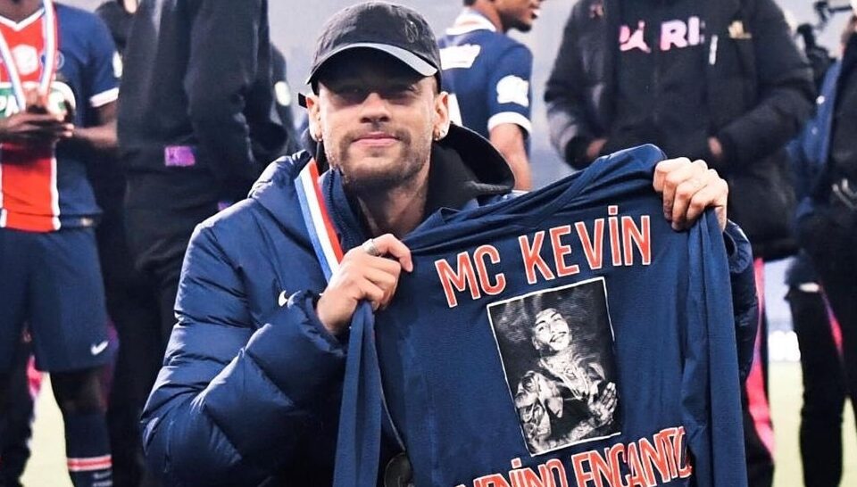 Neymar faz homenagem a MC Kevin após vitória do Paris Saint-Germain