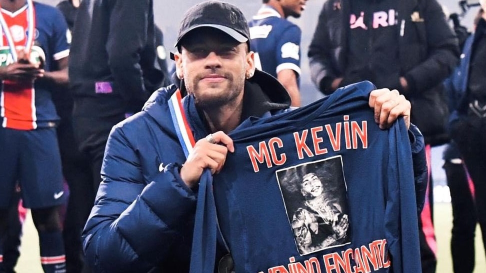 Neymar faz homenagem a MC Kevin após vitória do Paris Saint-Germain