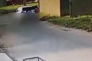 A Polícia Civil de Anápolis investiga I. F. B., 24 anos, suspeita de matar e ocultar cadáver do filho recém-nascido. Ela foi presa após moradoresSuspeita de atear fogo no filho disse que deixou o bebê dois dias sem comer