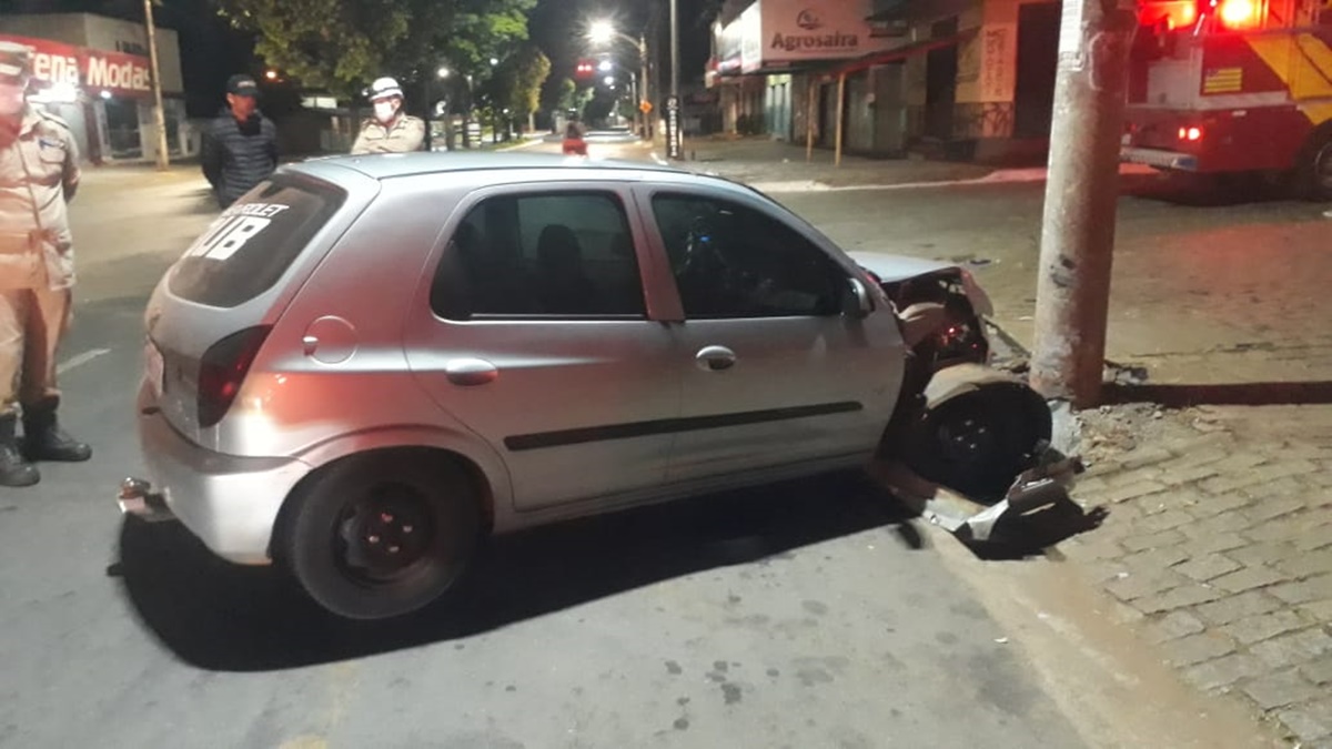Um homem ficou ferido depois de bater o carro que conduzia em um poste de energia, em Inhumas, na madrugada deste domingo (9). (Foto: divulgação/Corpo de Bombeiros)