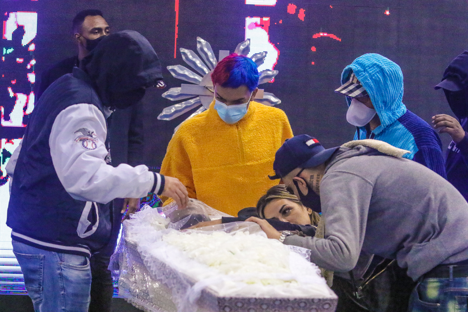 MC Kevin é velado em São Paulo em cerimônia aberta com fogos e aglomeração 