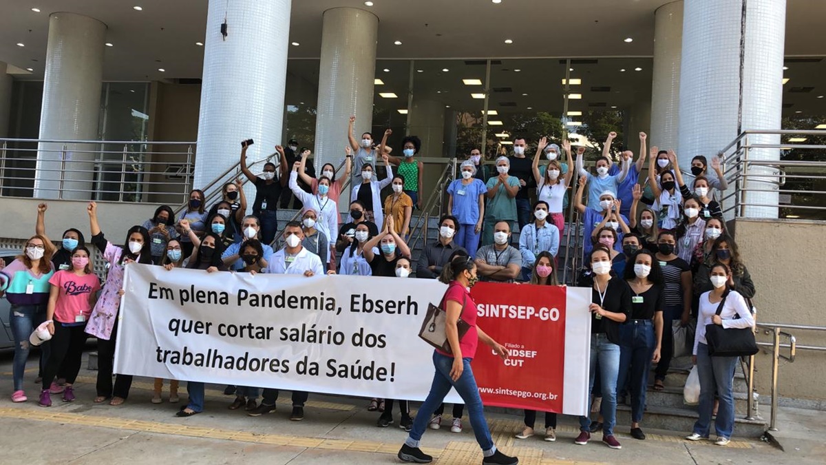 No primeiro dia de greve, os servidores do Hospital das Clínicas de Goiânia fazem manifestação na porta da unidade e pedem por valorização. (Foto: reprodução)