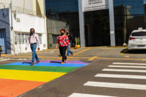 Tribunal de Justiça manda tirar faixa de arco-íris de Goiânia em 24h