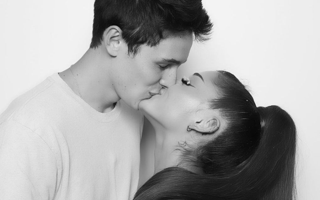 Ariana Grande se casou em segredo no fim de semana, afirma site