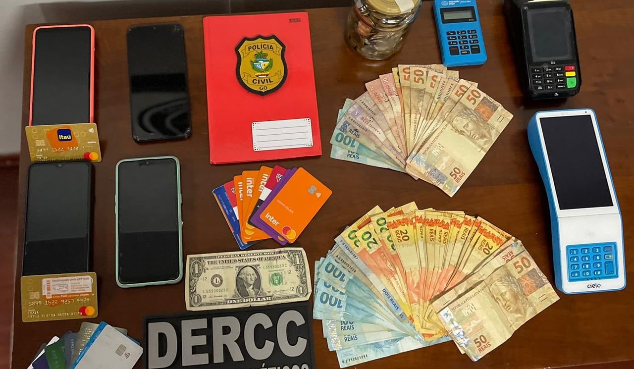 A Polícia Civil prendeu quatro pessoas suspeitas de aplicar golpes via WhatsApp em idosos de Pirenópolis, nesta terça-feira (25) - Polícia prende em Trindade quatro suspeitos de aplicar golpes contra idosos de Pirenópolis