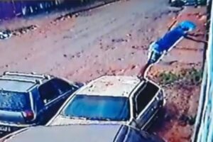 Um mecânico de 31 anos foi morto a tiros dentro da oficina em que trabalhava na manhã desta segunda-feira (24), no setor Parque Lago, em Formosa, no entorno do Distrito Federal. Imagens de câmeras de segurança mostram  quando o suspeito corre atrás da vítima, que entra no estabelecimento. No vídeo, é possível ver que o homem sobe em um carro e atira entre o telhado e o portão do local e mata o trabalhador. - Homem atira entre telhado e portão de oficina e mata mecânico em Formosa; veja