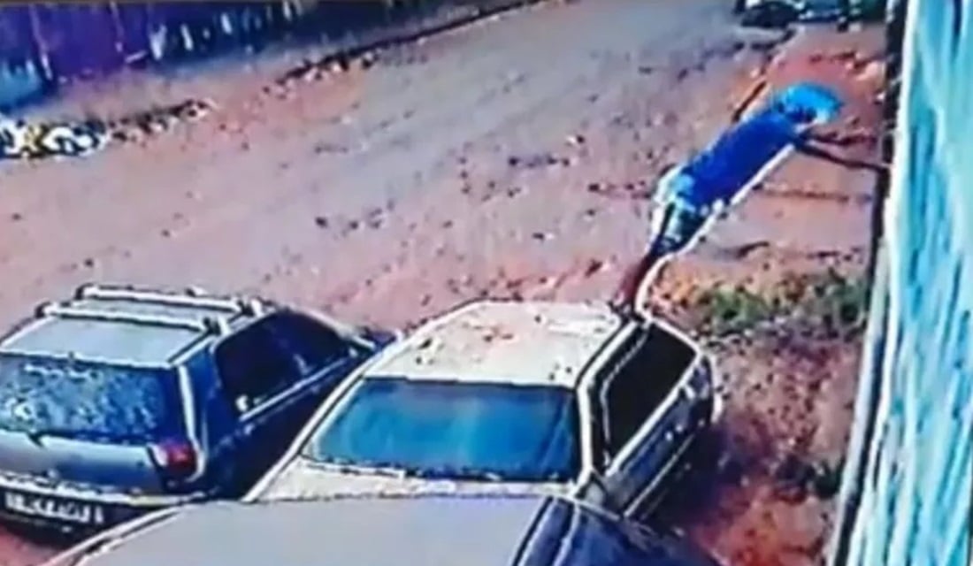 Um mecânico de 31 anos foi morto a tiros dentro da oficina em que trabalhava na manhã desta segunda-feira (24), no setor Parque Lago, em Formosa, no entorno do Distrito Federal. Imagens de câmeras de segurança mostram  quando o suspeito corre atrás da vítima, que entra no estabelecimento. No vídeo, é possível ver que o homem sobe em um carro e atira entre o telhado e o portão do local e mata o trabalhador. - Homem atira entre telhado e portão de oficina e mata mecânico em Formosa; veja