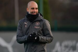 Guardiola durante treino no Manchester City