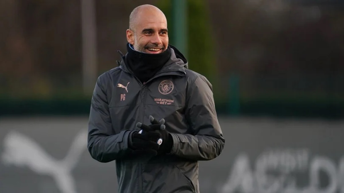 Guardiola durante treino no Manchester City