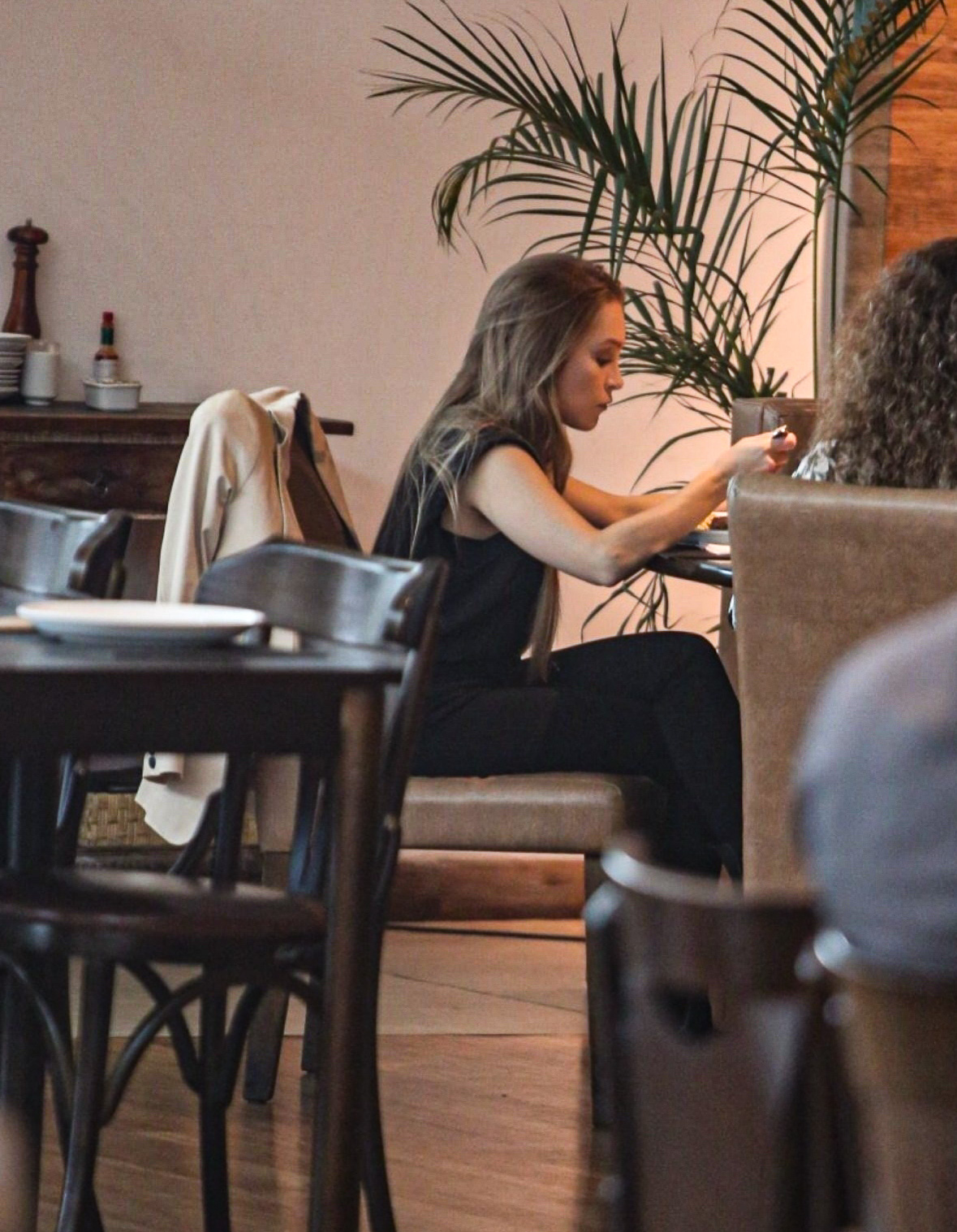 Carla Diaz vai a restaurante na barra da Tijuca; fotos