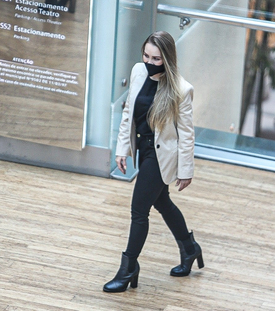 Carla Diaz vai a restaurante na barra da Tijuca; fotos