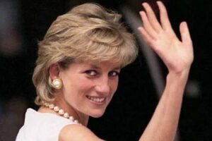 Ficha de inscrição para agência de babás Primeiro contrato de trabalho da Princesa Diana é leiloado; veja valor