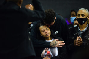 Novo depoimento sobre a morte de MC Kevin causa revolta nos pais do cantor MC Kevin é velado em São Paulo em cerimônia aberta com fogos e aglomeração