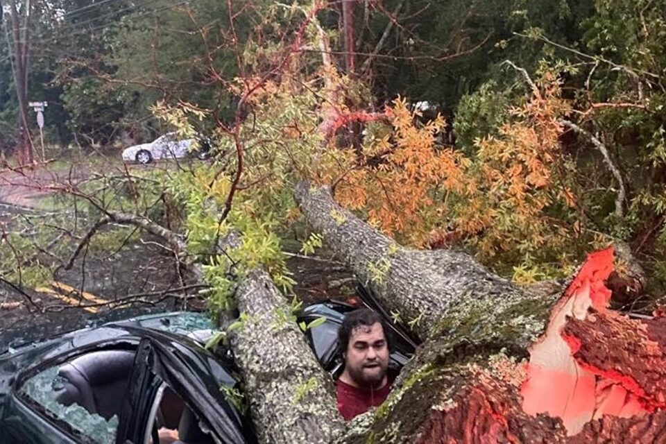 O professor Henri Cheramie escapou por pouco de um acidente que poderia ter sido fatal. O norte-americano dirigia pela região de Montgomery, - Homem escapa por pouco após árvore atingida por raio cair sobre seu carro