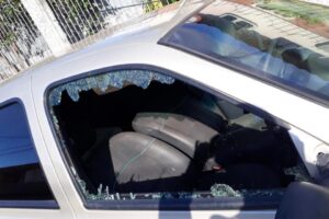 Uma briga entre ex-companheiros por causa da guarda dos filhos terminou com a janela de um carro quebrada nesta terça-feira (25), no Centro de Anápolis.Briga por causa da guarda de filhos acaba com carro quebrado em Anápolis