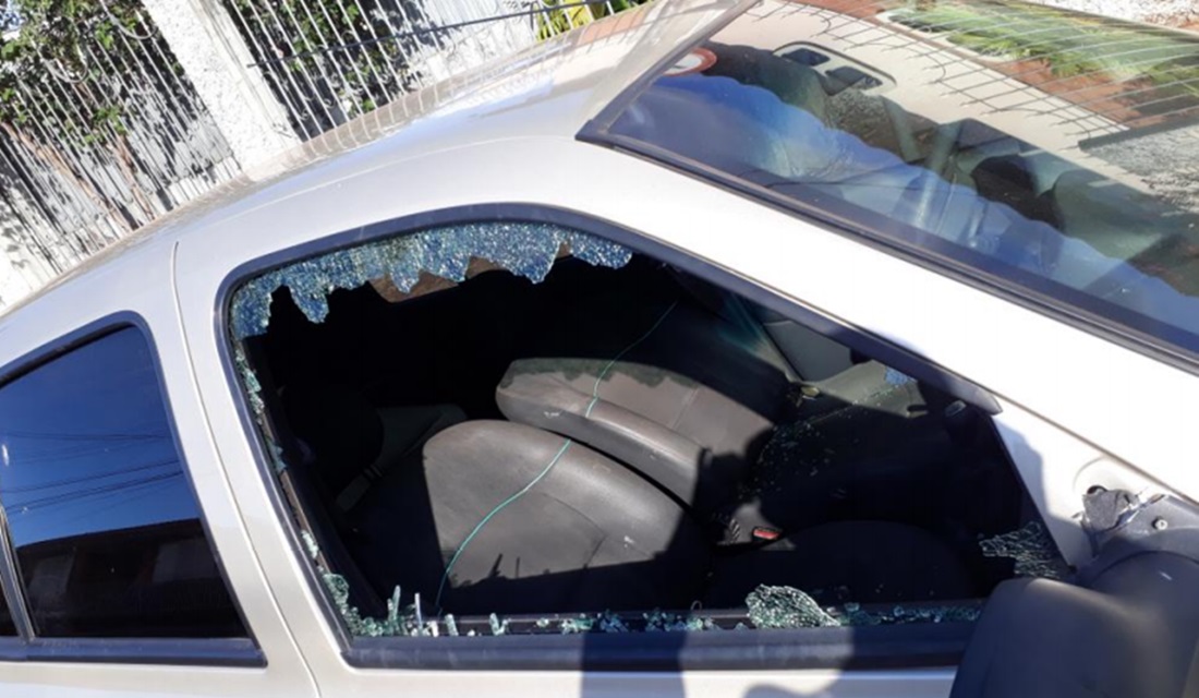 Uma briga entre ex-companheiros por causa da guarda dos filhos terminou com a janela de um carro quebrada nesta terça-feira (25), no Centro de Anápolis.Briga por causa da guarda de filhos acaba com carro quebrado em Anápolis