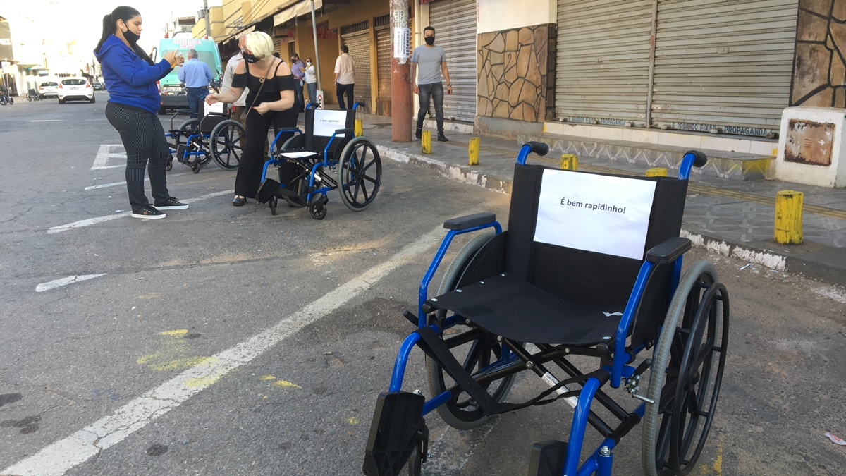 Com o lema “Essa vaga não é sua nem por um minuto”, uma campanha estacionou cadeiras de rodas em vagas destinadas a veículos em Goiânia. (Foto: Divulgação/Prefeitura)