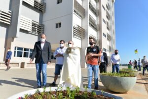 Líderes religiosos a caminho do helicóptero, em Aparecida (Foto: Jucimar de Sousa/MaisGoiás)