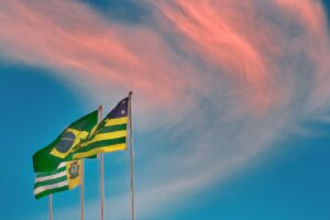 Hasteamento de bandeiras em Aparecida (Foto: Rodrigo Estrela/SecomAparecida)