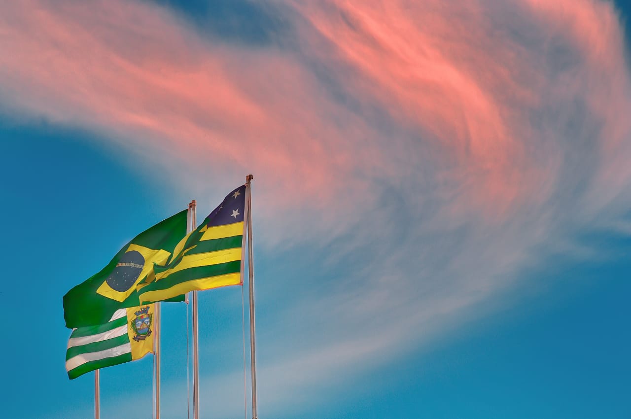 Hasteamento de bandeiras em Aparecida (Foto: Rodrigo Estrela/SecomAparecida)